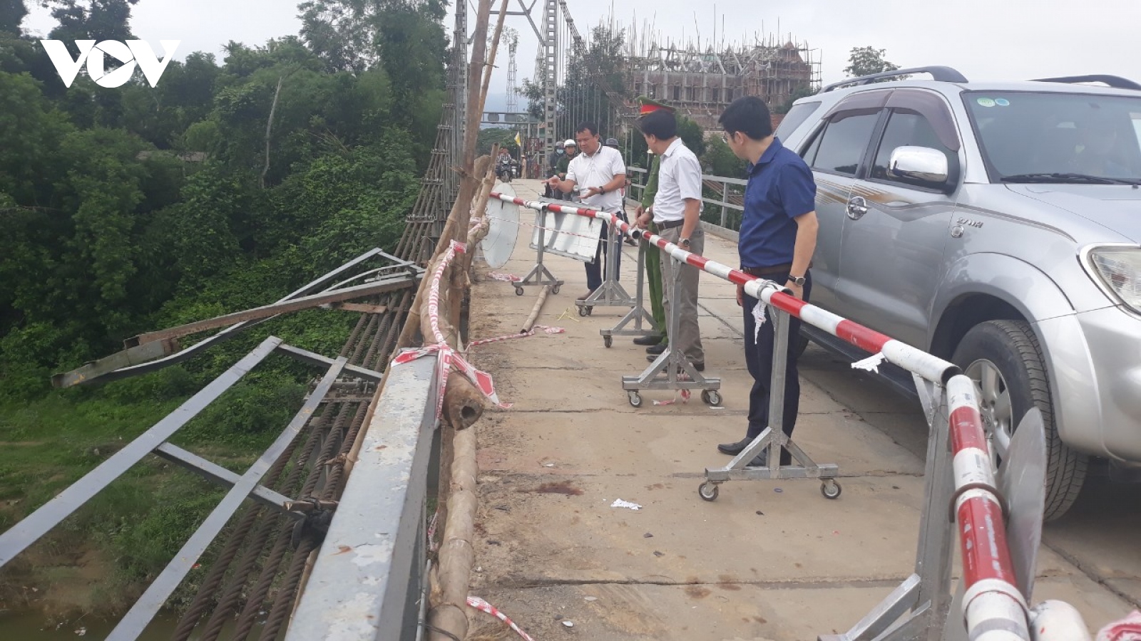 Chàng phụ hồ lao mình xuống sông Lam cứu 3 mẹ con bị lật thuyền